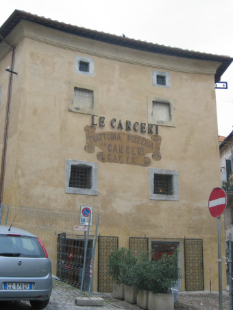 Veduta delle ex Carceri appena restaurati dall’adiacente piazza Giuseppe Mazzini e via Nazario Sauro