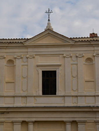 Particolare del secondo ordine a lesene ioniche della facciata appena restaurata