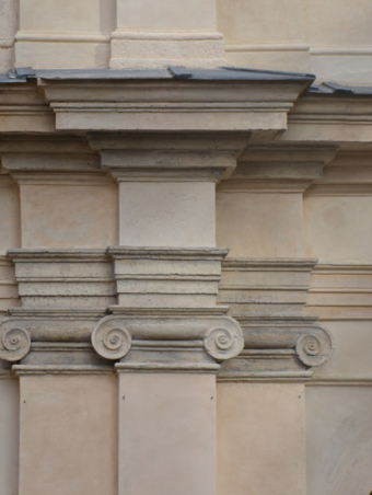 Dettaglio del gruppo di paraste adiacenti il fianco destro del fornice centrale all’ordine inferiore. In evidenza le sottile ombreggiature fittizie che amplificano la resa plastica della facciata