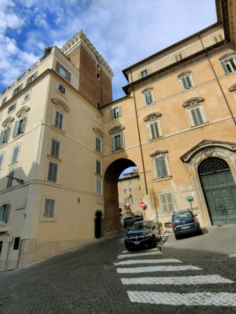 Il Palazzo restaurato dall’adiacente piazza Del Grillo. Sul fianco destro l’ala ancora da restaurare