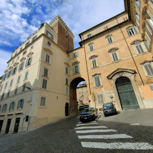 Il Palazzo restaurato dall’adiacente piazza Del Grillo. Sul fianco destro l’ala ancora da restaurare